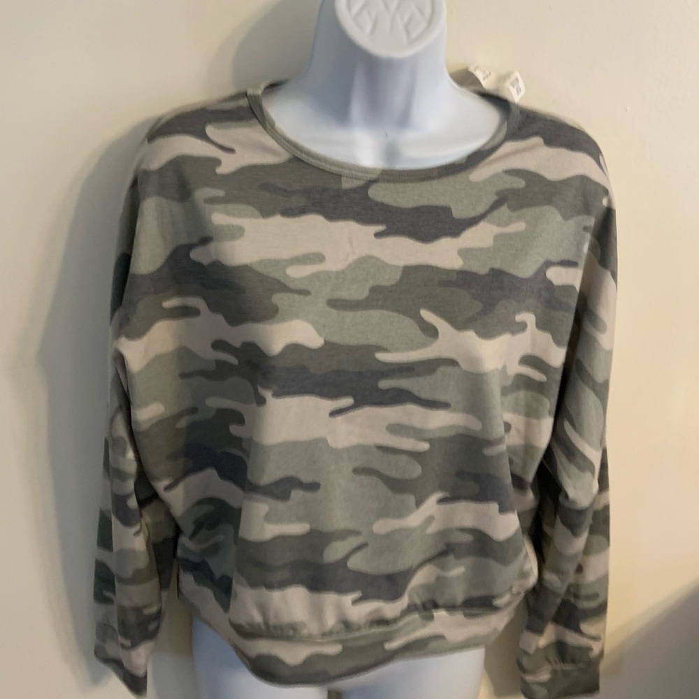 (NWT) Mara Lizbeth Junior’s Size Small Casual Green Camouflage Sweatshirt